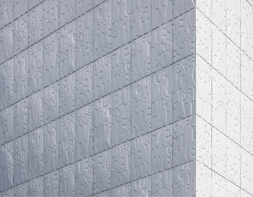 



Hier lässt sich vom Äußeren auf das Innere schließen: Auf der Bibliotheksfassade sind Wörter in die Aluminiumplatten geprägt
