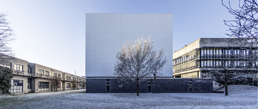 <p>
</p>

<p>
Die strahlend weiße Gebäudehülle hebt sich wohltuend vom Grau der Umgebungsbauten ab
</p> - © Olaf Rekort

