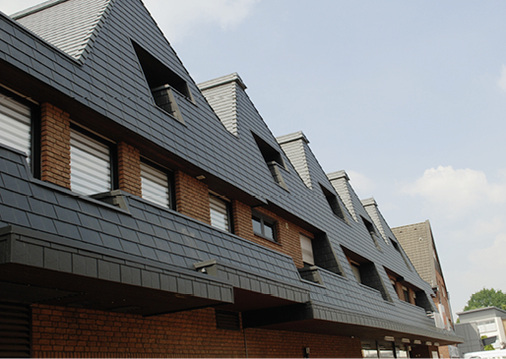 
Die Kanada-Schindel harmoniert mit den Klinkerflächen der Fassade 



