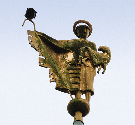 
Düstere Vergangenheit: Nach über 50 Jahren war im wahrsten Sinne des Wortes der Lack ab und die Skulptur war unansehnlich geworden



