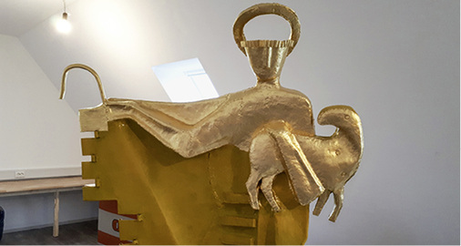 
Schritt 3: Auf die Grundierung folgte Stück für Stück die hauchdünne Schicht aus 24-Karat-Blattgold



