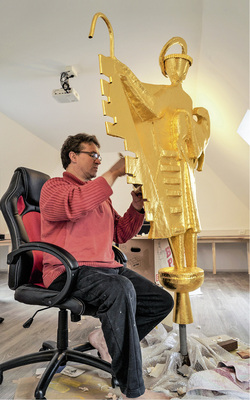 
Die vielen Ecken, Kanten, Innen- und Außenwölbungen machten die Vergoldung dieses Werkstücks für Cord Sander zur besonderen Aufgabe



