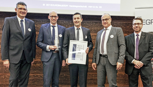 <p>
Manfred Wendl (1. v. l.), Host Bader (2. v. r.) und Volkmar Debus (1. v. r.) von der Verbundgruppe Eurobaustoff überreichten Henning Klempp (2. v. l.) und Markus Schreck die Auszeichnung als Toplieferant 2018
</p>

<p>
</p> - © Grömo


