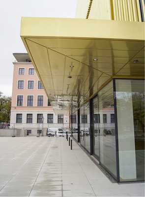 <p>
Vordach von der Cafeteria zum neuen Eingang
</p>

<p>
</p> - © J. P. Münch

