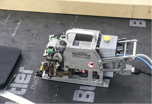 



Das tragbare Schweißgerät Ferumira verschließt die Falze wasserdicht mit einer durchgehenden Rollnaht
