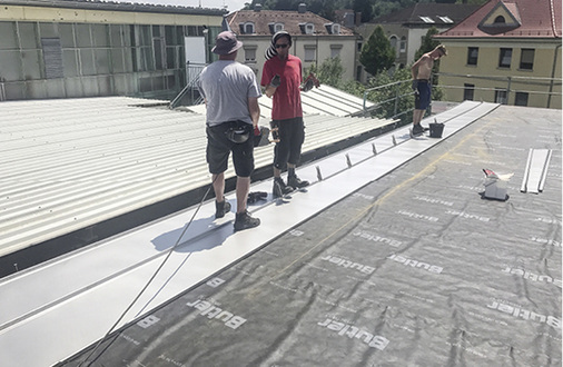 



Für die Fabrikhalle fiel die Wahl auf das Winkelstehfalzsystem mit der Profilbahn RS 32-F-ES und 32 mm hohen Falzen
