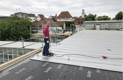 <p>
</p>

<p>
Von Mitte bis Ende Juni waren sieben Flaschner mit der Fertigung und Montage von rund 6 t Edelstahl auf der 1260 m² großen Dachfläche beschäftigt
</p> - © Christian Smejkal

