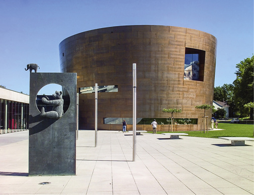 



Im Steiff-Museum sind über 3000 Kuscheltiere ausgestellt. Der Teddy ist bis heute ein Klassiker, der unzählige Kinderherzen auf der ganzen Welt erfreut
