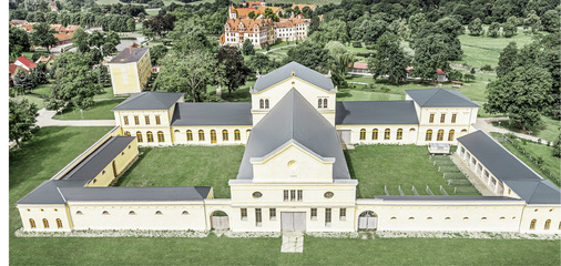 



Die Dachfläche des Marstalls in Basedow umfasst insgesamt rund 4000 m
2
, die mit Aluminiumschindeln gedeckt wurden
