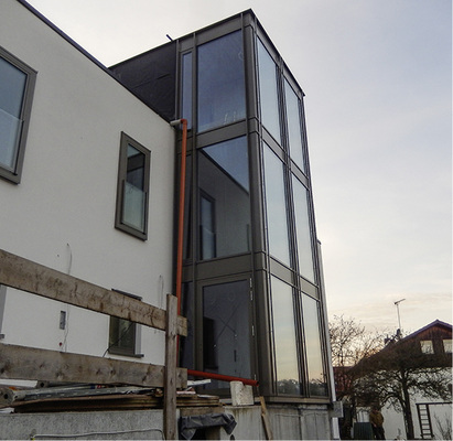 



Die Pfosten-Riegel-Konstruktion am Treppenhaus, hier noch ohne perforierte Metallfassade
