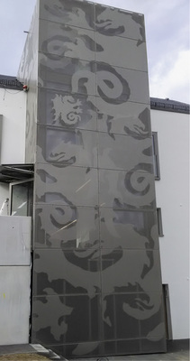 <p>
</p>

<p>
Auf der komplett montierten Fassade kommen die Wappenelemente in Drachenform gut zur Geltung
</p> - © Friedrich Schuler Bedachungen

