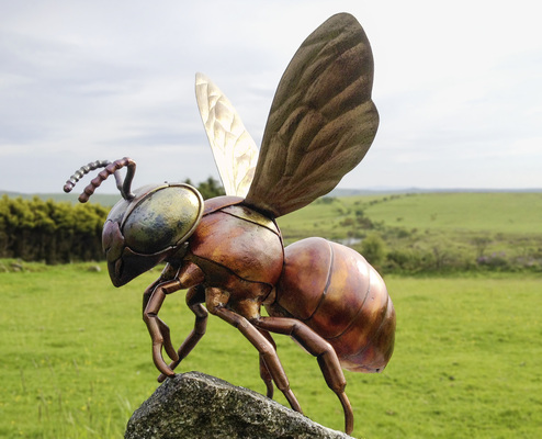 



Ein perfektes Abbild des natürlichen Modells: Für die Riesenbiene wurden ihre lebenden Artgenossen genau im Detail studiert
