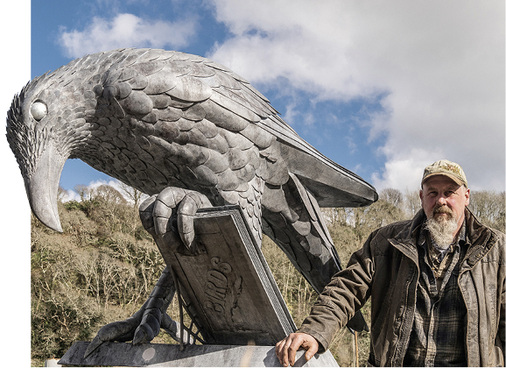 



Neuauflage eines Thrillers: In der Ortschaft Fowey schrieb Daphne du Maurier den Roman „Die Vögel“, der durch die Verfilmung von Alfred Hitchcock berühmt wurde. Die Krähe mit ebendiesem Buch in der linken Kralle ist eine Hommage an die Schriftstellerin, die sich auch von der mystischen Landschaft Cornwalls inspirieren ließ. Dem riesigen Original im Hafen von Fowey folgten kleine Repliken, die in etlichen Haushalten der Gegend nun die Bücherregale zieren
