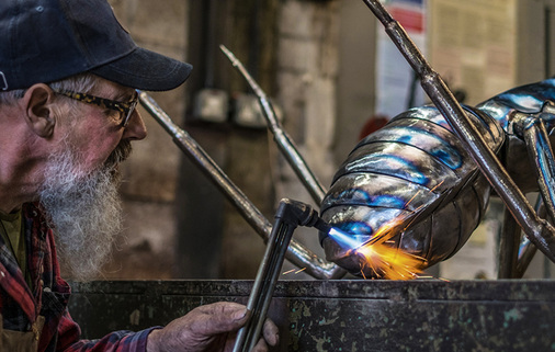 <p>
</p>

<p>
So entstehen die großformatigen Krabbeltiere: in Handarbeit per Schmieden, Schweißen oder anderen Techniken der Blechbearbeitung
</p> - © Thrussels

