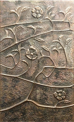 



Auch für die Innenausstattung ist etwas im Angebot: Wandpaneel mit Blumenrelief aus handgetriebenem/gepunztem Kupfer

