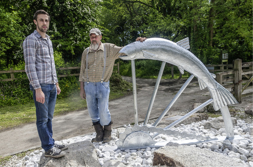 



Metall überwindet Schwerkraft: Thomas und Gary Thrussel mit einem springenden Lachs aus Edelstahl
