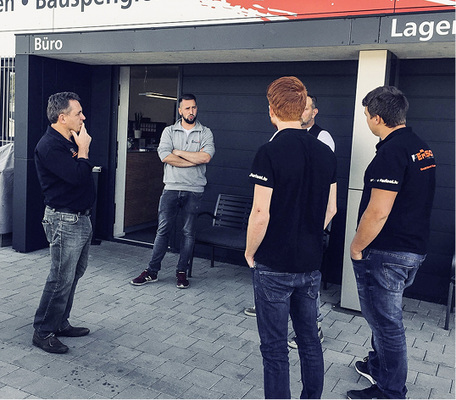 
Open-Air-Meeting unterm Klempnervordach



