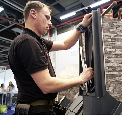 
Ein Schornstein wird auf der Get Nord mit Metall bekleidet …



