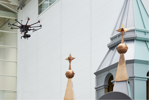 



… und eine Kameradrohne filmt das Geschehen auf dem Marktplatz der Klempnerei 
