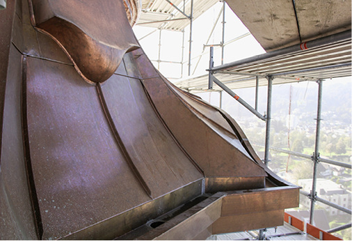 



Am Lisenenabschluss befinden sich wappenförmige Zieraufsätze. Diese wurden bei Kaufmann in Neu-Ulm originalgetreu nachgebaut
