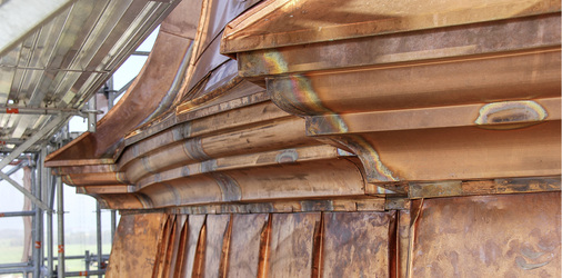 



Übergang: Von der unteren Zwiebel aufsteigende Scharen greifen unter das abgetreppte Sockelgesims der Laterne
