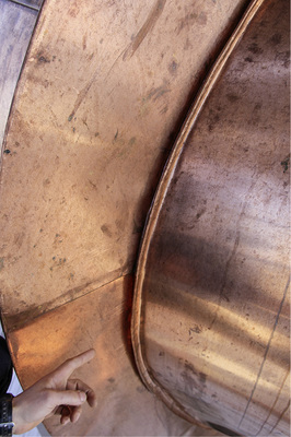 



Die Seitenblenden der Lisenen wurden am Übergang zur Zwiebeleindeckung aufwendig dem Scharverlauf folgend eingefalzt
