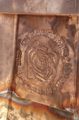 



Plakette am Turmschaft: Weil sie aus abgerissenem Kirchturmkupfer Spenglerrosen anfertigten, bekamen die Turmspengler den Spitznamen Rosenkavaliere 
