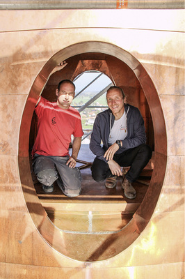 



Ronny Stibane und Wieland Uckrow genießen die Aussicht aus einer der vier ovalen Öffnungen der Turmlaterne
