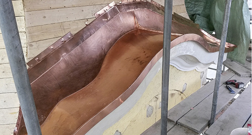 
Wellenförmig aufgekantet und verklebt: Die Gesimsabdeckung wurde mit dem Blechkaltkleber Enkolit auf dem gemauerten Untergrund fixiert



