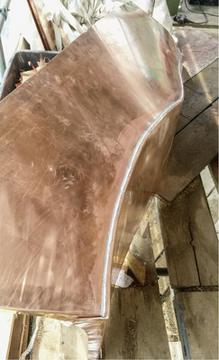 
Meisterleistung: Die wellenförmige Aufkantung wurde an der Gesimsabdeckung zuerst eingefalzt und dann verlötet 



