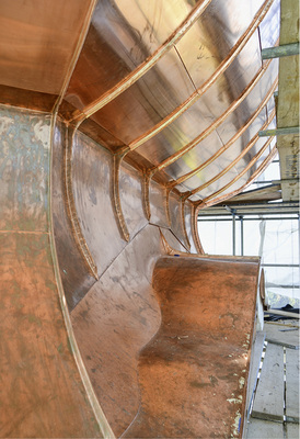 
Perfekt und passgenau: Absolut spannungsfrei schmiegen sich die verschiedenen Kupferelemente an den geschwungenen Untergrund 



