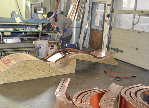 
Spenglerwerkstatt: Die Vorbereitung aller Profile erfolgte mithilfe von Schablonen, Mustern und Streckwerkzeugen 



