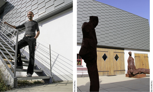 <p>
Wolfgang Huber vor seiner Traditionswerkstatt, über der sich ein Kunstatelier befindet. Die Struktur der Schindelfassade aus Titanzink ändert je nach Betrachtungswinkel und Lichteinfall ihr Erscheinungsbild
</p>