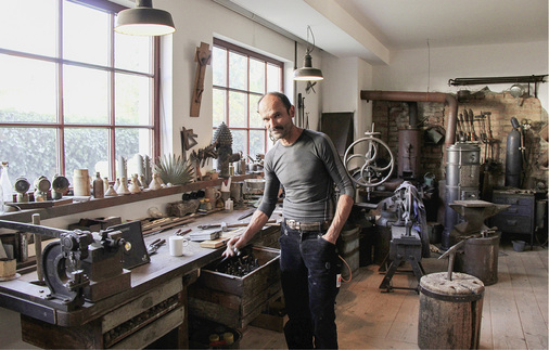 
Wolfgang Huber in seiner historisch eingerichteten Flaschnerwerkstatt. Genau dort tagt der BAUMETALL-Treff am 3. Mai 2019. Es werden fünf Gasttickets vergeben.



