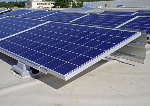 
Mit dem Montagesystem Sika SolarMount 1 werden PV-Module auf Flachdächern installiert




