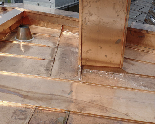 



Gekürzte Profile am Sockel eines Schornsteins
