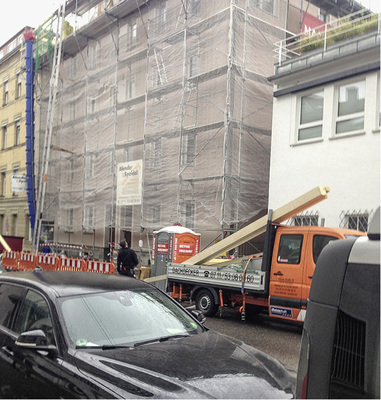 



Absperrung, WC und Parkfläche gehören zwingend zu jeder Stadtbaustelle 
