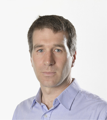 
Clemens Kling, Kling Spenglerei GmbH und Mitglied im BAUMETALL-Treff: „Laut den Landesbauordnungen können für Dächer Vorrichtungen zum Schutz gegen das Herabfallen von Schnee und Eis gefordert werden. Diese Verkehrssicherungspflicht wird mit Schneefangsystemen in schneereichen und schneearmen Gebieten weitestgehend erfüllt.“



