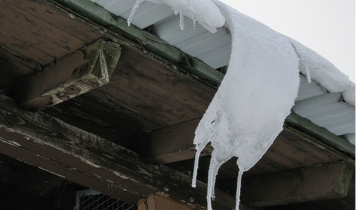 <p>
Eisplatten schieben sich über die Traufe 
</p>

<p>
</p> - © Kling Dach

