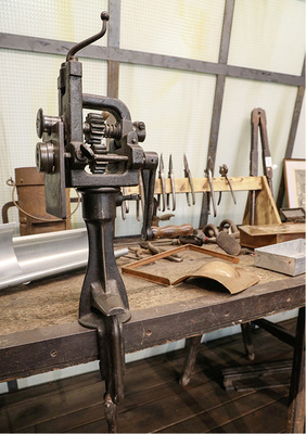 <p>
</p>

<p>
Uralte Sickenmaschine in der historischen Klempnerwerkstatt des Museums
</p> - © BAUMETALL

