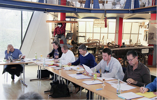 <p>
Teilnehmer des Gutachter-Workshops bei der Bearbeitung einer Workshopaufgabe
</p>

<p>
</p> - © BAUMETALL


