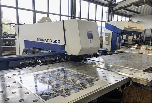 
Im Klempner-Fachbetrieb Reinhardt GmbH werden die bedruckten Aluminiumtafeln per Hightech-Stanzmaschine auf Buchformat gebracht 



