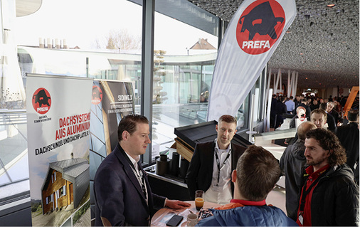 



Leopold Pasquali informiert auf der Ausstellerbörse über Prefa-Produkte
