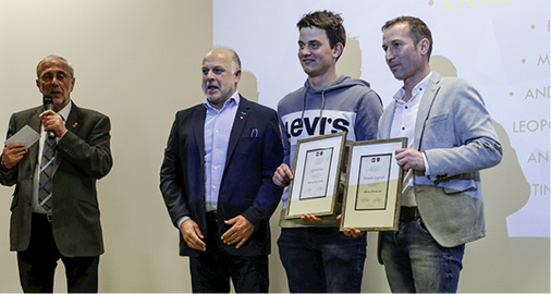 
Ehrennadel in Silber für Gabriel Haas (2. v. r.) und Reinhold Augschöll (r.) 



