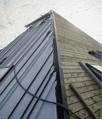 



Die versenkt eingebaute Rinnenentwässerung erlaubte eine Ausführung mit offenem Grat und ohne den an dieser Stelle sonst notwendigen Falz
