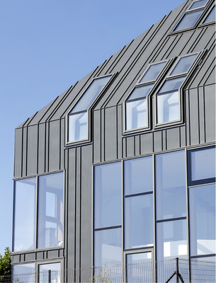 <p>
</p>

<p>
Verschiedene Bauweisen und Höhen der Fenster geben Struktur
</p> - © Rheinzink


