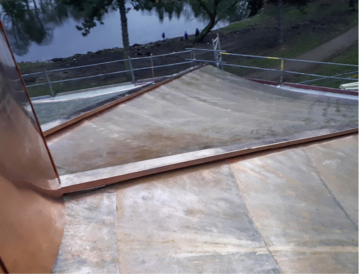 
Die durchlaufenden Falze an den Graten wurden nach Aufkantung und Rückkantung mit Abdeckkappen versehen



