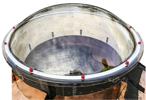 
Die Mitte des Daches bildet eine Lichtkuppel mit ca. 1,50 m Durchmesser, die hinter Kupferprofilen verborgen wurde



