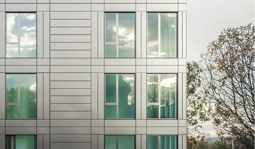 



Mit horizontalen und vertikalen Linien bringen Zambelli-Paneele eine spannende Rasterung in die Fassade
