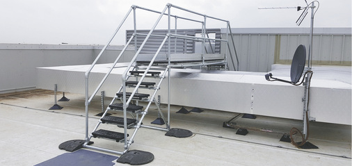 <p>
Das Dachlaufstegsystem Kee Walk mit Schutzgeländer ermöglicht die Dachbegehung auch ohne persönliche Schutzausrüstung
</p>

<p>
</p> - © Kee Safety

